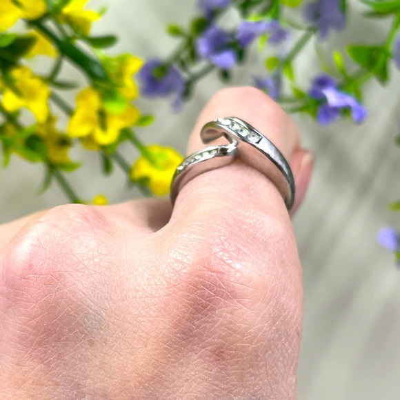 Avon Signed Abstract Silver Plated White Crystal Ring - Picture 3 of 7